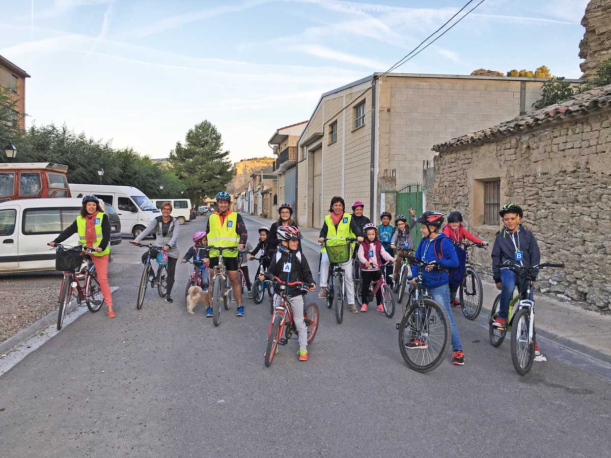 Arguedas, 7 de Octubre de 2016: El Colegio de Arguedas ha comenzado con la nueva iniciativa Biciviernes-Andaviernes, que tiene como propósito fomentar el uso de la bicicleta, el patinete o el desplazamiento a pie para el traslado hasta el centro escolar. Es saludable, no contamina y es barato. El 87,5% de el alumnado de infantil y primaria ha venido hoy al cole sin coche. Es una iniciativa del Gobierno de Navarra, cuyos objetivos están relacionados con la seguridad vial y la movilidad sostenible. A ver si se mantiene!!!